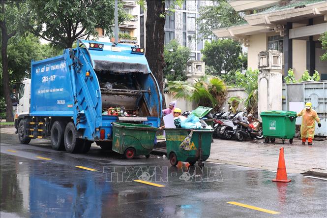 Xe thu gom, vận chuyển rác tại phường Xuân Hòa. Ảnh: Hồng Đạt - TTXVN
