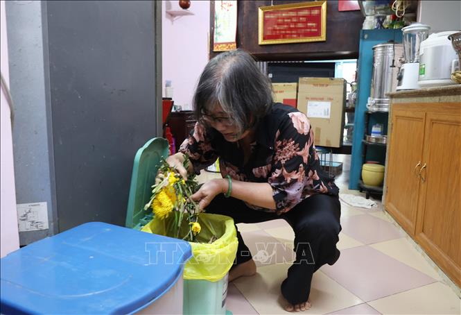 Bà Nguyễn Thị Cẩm Hồng, phường Nhiêu Lộc, phân loại rác trong gia đình. Ảnh: Hồng Đạt - TTXVN