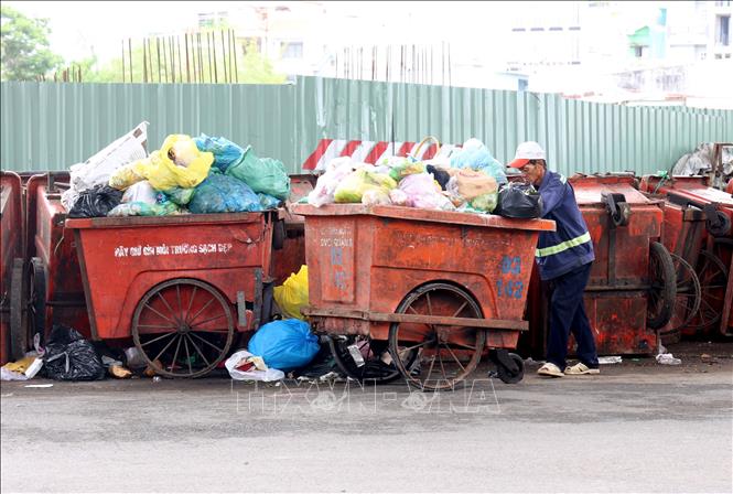 Điểm tập kết rác tại phường Chánh Hưng, TP. Hồ Chí Minh. Ảnh: Hồng Đạt - TTXVN