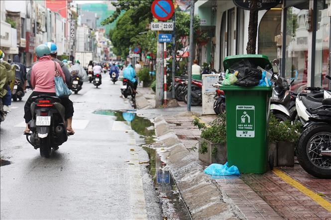 Thùng rác trên đường Hồ Văn Huê, phường Đức Nhuận. Ảnh: Hồng Đạt - TTXVN