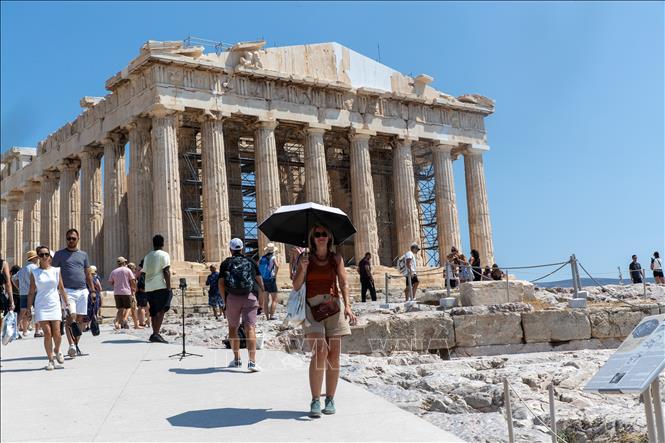 Khách du lịch tham quan thành cổ Acropolis ở Athens, Hy Lạp dưới thời tiết nắng gay gắt, ngày 25/8/2026. Ảnh: THX/TTXVN phát