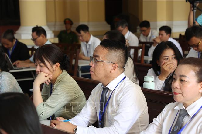 Các luật sư và người tham gia tố tụng tại buổi tuyên án ở điểm cầu trung tâm Tòa án nhân dân TP. Hồ Chí Minh. Ảnh: Hồng Đạt - TTXVN