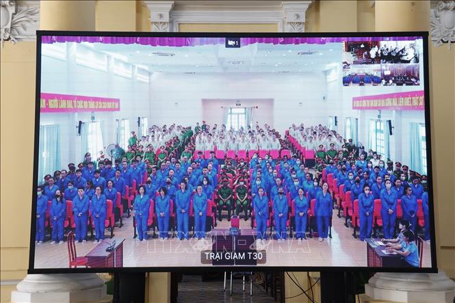 Các bị cáo nghe tuyên án tại điểm cầu thành phần của phiên tòa tại Trại tạm giam Chí Hòa (T30). Ảnh: Hồng Đạt - TTXVN
