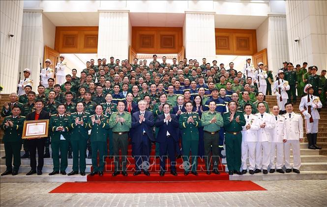  Thủ tướng Phạm Minh Chính với các đại biểu và lực lượng tham gia hỗ trợ Myanmar khắc phục hậu quả động đất (4/2025). Ảnh: Dương Giang-TTXVN