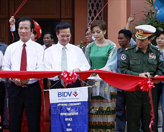 Thủ tướng Nguyễn Tấn Dũng dự Lễ khai trương Văn phòng đại diện của Ngân hàng Phát triển Việt Nam tại Myanmar (Yangon, 4/2010). Ảnh: Đức Tám - TTXVN
