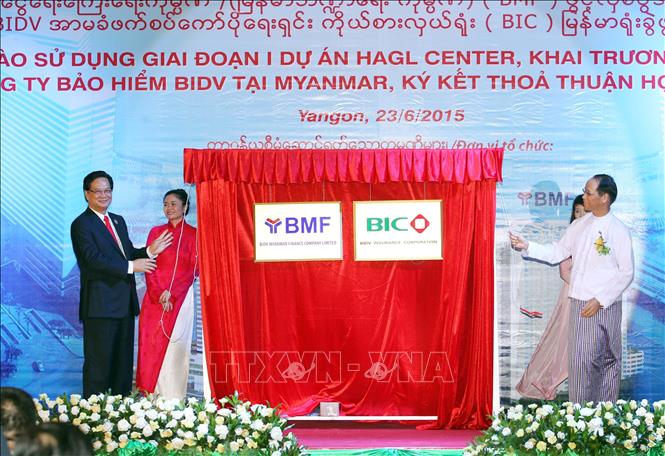 Thủ tướng Nguyễn Tấn Dũng và Phó Tổng thống Myanmar dự lễ khai trương công ty tài chính vĩ mô BIDK tại Myanmar (BMF) và Văn phòng đại diện của Công ty bảo hiểm Ngân hàng Đầu tư và Phát triển Việt Nam (BIC) (Yangon, 6/2015). Ảnh: Đức Tám – TTXVN
