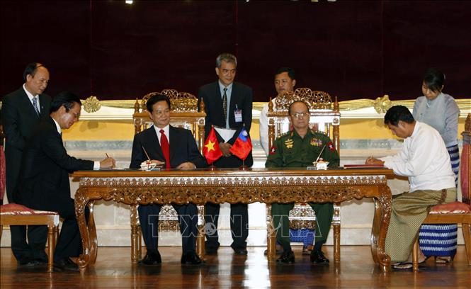 Thủ tướng Nguyễn Tấn Dũng và Đại tướng Thein Sein, Thủ tướng Liên bang Myanmar chứng kiến Lễ ký Bản ghi nhớ về xúc tiến đầu tư, giữa Bộ trưởng Bộ Kế hoạch đầu tư Việt Nam Võ Hồng Phúc và Bộ trưởng Bộ Kế hoạch và Phát triển Kinh tế Myanmar U Soe Tha (Naypyidaw, 4/2010).  Ảnh: Đức Tám - TTXVN.