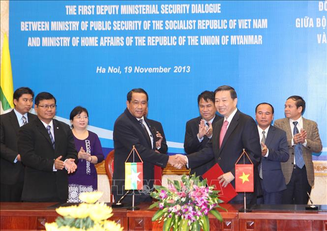 Trung tướng Tô Lâm, Thứ trưởng Bộ Công an Việt Nam và Chuẩn tướng Kyaw Kyaw Tun, Thứ trưởng Bộ Nội vụ Myanmar ký Thỏa thuận hợp tác giữa hai Bộ (Hà Nội, 11/2013). Ảnh: Doãn Tấn - TTXVN