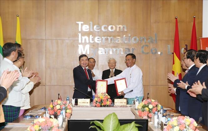 Lễ ký kết hợp tác hỗ trợ Internet giữa Tập đoàn Mytel và Bộ Giáo dục Myanmar, trong chuyến thăm cấp Nhà nước tới Myanmar của Tổng Bí thư Nguyễn Phú Trọng, ngày 26/8/2017. Ảnh: Trí Dũng – TTXVN