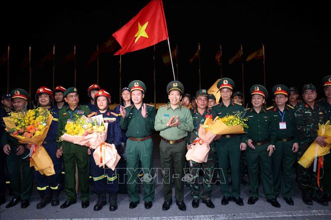  Thượng tướng  Vũ Hải Sản, Thứ trưởng Bộ Quốc phòng và Trung tướng Lê Văn Tuyến, Thứ trưởng Bộ Công an đón lực lượng cứu hộ, cứu nạn hoàn thành nhiệm vụ tại Myanmar trở về (4/2025). Ảnh: An Đăng - TTXVN