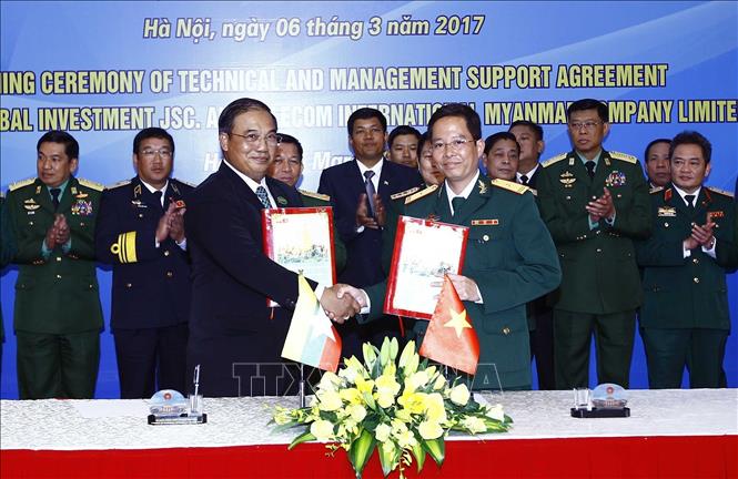 Đại tướng, Bộ trưởng Bộ Quốc phòng Ngô Xuân Lịch và Thống tướng Min Aung Hlaing, Tổng Tư lệnh các Lực lượng vũ trang Myanmar chứng kiến Lễ ký Hợp đồng hỗ trợ kỹ thuật và quản lý (TMSA) giữa Tổng công ty Cổ phần Đầu tư quốc tế Viettel và Công ty liên doanh Viễn thông Myanmar (Mytel) (Hà Nội, 3/2017). Ảnh: An Đăng – TTXVN
