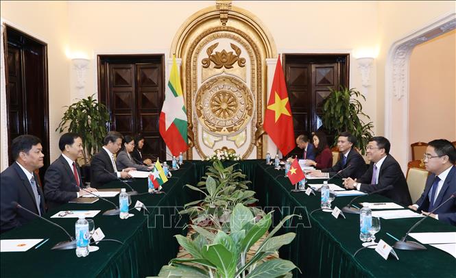 Thứ trưởng Bộ ngoại giao Nguyễn Minh Vũ và Thư ký Thường trực Bộ Ngoại giao Myanmar U Soe Han đồng chủ trì họp tham vấn chính trị cấp Thứ trưởng Ngoại giao giữa Việt Nam và Myanmar (Hà Nội, 11/2019). Ảnh: Lâm Khánh - TTXVN