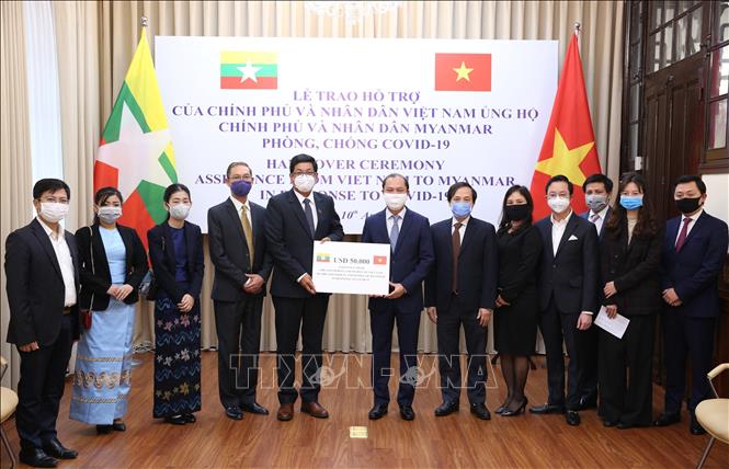 Thứ trưởng Bộ Ngoại giao Nguyễn Quốc Dũng, đại diện Chính phủ và nhân dân Việt Nam trao hỗ trợ cho Chính phủ và nhân dân Myanmar phòng chống COVID-19 (Hà Nội, 4/2010). Ảnh: Dương Giang - TTXVN