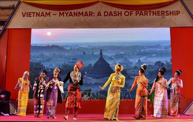 Đại sứ quán Việt Nam phối hợp với Bộ Tôn giáo và Văn hóa Myanmar tổ chức chương trình giao lưu văn hóa Việt Nam – Myanmar với chủ đề “Những sắc màu truyền thống và hiện đại” (Yangon, 9/2019). Ảnh: TTXVN phát