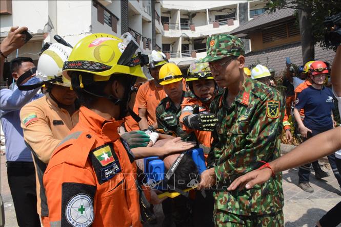 Lực lượng cứu hộ của QĐND Việt Nam phối hợp với lực lượng cứu hộ của Myanmar và Thổ Nhĩ Kỳ đã giải cứu thành công một thanh niên bị mắc kẹt bên trong Khách sạn Aye Chan Thar ở thủ đô Nay Pyi Taw (2/4/2025). Ảnh: Vũ Hùng - TTXVN phát