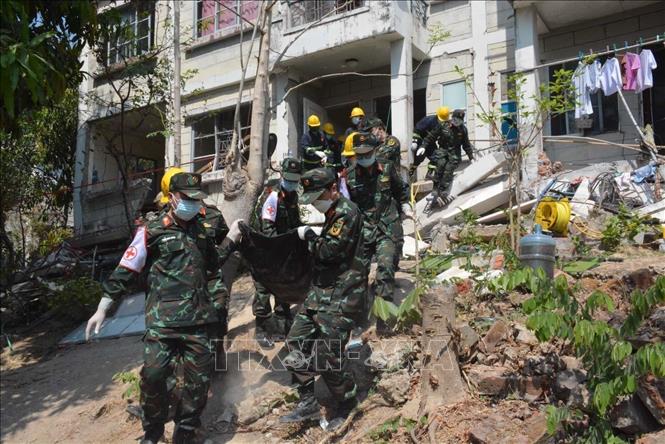 Lực lượng Công binh Việt Nam đưa thi thể nạn nhân bị vùi lấp trong đống đổ nát do động đất ra ngoài để bàn giao cho gia đình và chính quyền sở tại (Naypyidaw, 1/4/2025). Ảnh: TTXVN phát