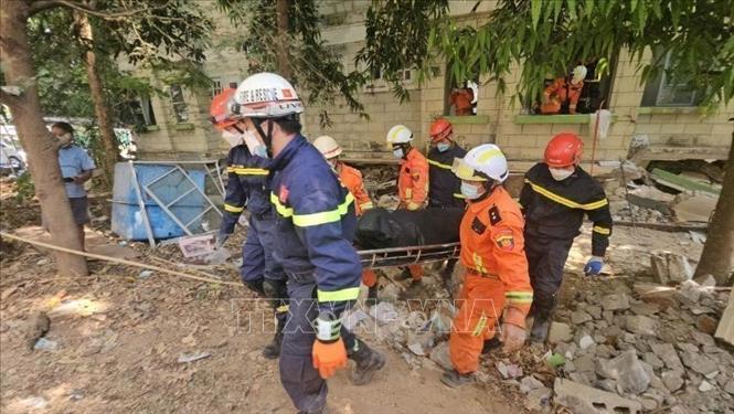 Đoàn cứu hộ Bộ Công an Việt Nam đưa thi thể nạn nhân ra khỏi đống đổ nát do động đất tại khu vực thị trấn Zabuthiri, ngoại ô thủ đô Naypyidaw, Myanmar (2/4/2025). Ảnh: TTXVN phát