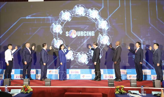 Đại biểu thực hiện nghi thức khai mạc Viet Nam International Sourcing 2026. Ảnh: Xuân Anh - TTXVN