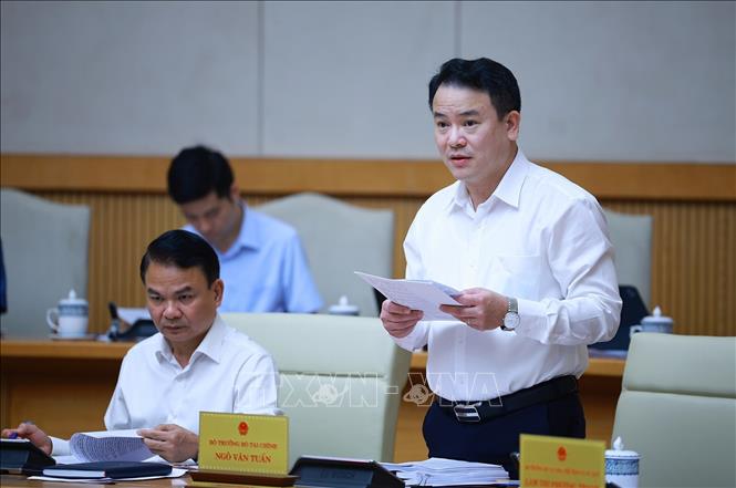 Thứ trưởng Bộ Tài chính Trần Quốc Phương báo cáo tình hình kinh tế-xã hội tháng 8 và 8 tháng đầu năm 2026. Ảnh: Dương Giang – TTXVN 
