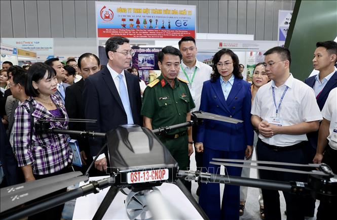Đại biểu tham quan gian hàng tại Viet Nam International Sourcing 2026. Ảnh: Xuân Anh - TTXVN