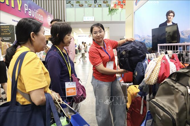 Khách tham quan tìm hiểu sản phẩm tại Viet Nam International Sourcing 2026. Ảnh: Xuân Anh - TTXVN