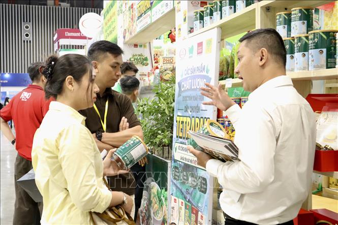 Doanh nghiệp giới thiệu sản phẩm với khách hàng tại Viet Nam International Sourcing 2026. Ảnh: Xuân Anh - TTXVN