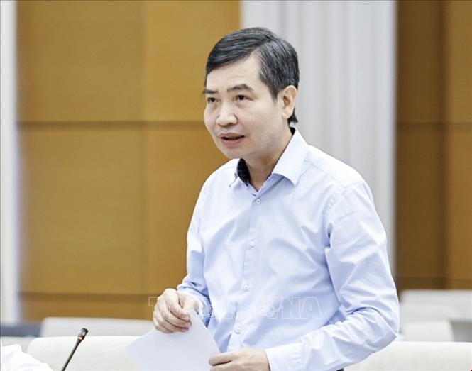 Thứ trưởng Bộ Tài chính Tạ Anh Tuấn thuyết trình về nội dung cơ bản của dự thảo. Ảnh: Doãn Tấn - TTXVN