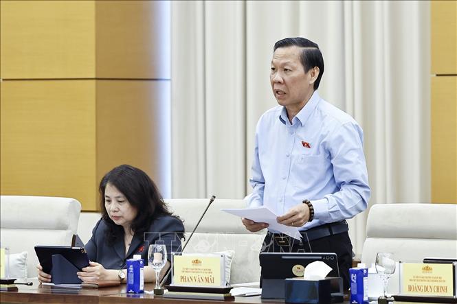 Chủ nhiệm Ủy ban Kinh tế và Tài chính của Quốc hội Phan Văn Mãi trình bày tóm tắt báo cáo thẩm tra sơ bộ, đề xuất các vấn đề cần Quốc hội tập trung thảo luận. Ảnh: Doãn Tấn - TTXVN