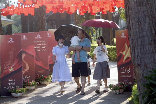 Du khách tham quan tại khu du lịch Rừng Thông Bản Áng. Ảnh: Quang Quyết - TTXVN