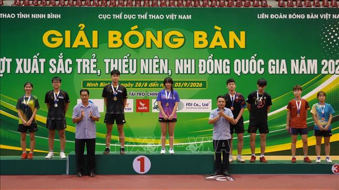 Ban Tổ chức trao thưởng cho các vận động viên nội dung đơn nam, đơn nữ lứa tuổi 16 – 17 tuổi. Ảnh: Đức Phương - TTXVN
