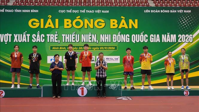 Ban Tổ chức trao thưởng cho các vận động viên nội dung đơn nam, đơn nữ lứa tuổi 14 – 15 tuổi. Ảnh: Đức Phương - TTXVN