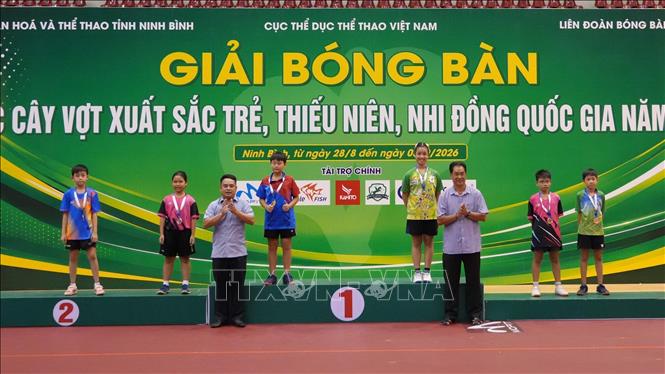 Ban Tổ chức trao thưởng cho các vận động viên nội dung đơn nam, đơn nữ lứa tuổi 10 – 11 tuổi. Ảnh: Đức Phương - TTXVN