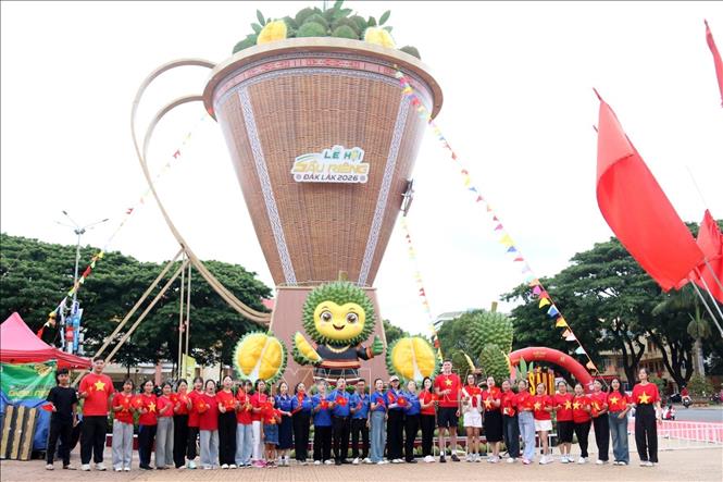 Du khách và nhân dân chụp hình lưu niệm bên Mô hình chiếc gùi sầu riêng - cách làm sáng tạo giàu bản sắc tại Lễ hội Sầu riêng Đắk Lắk 2026. Ảnh: Hoài Thu – TTXVN.