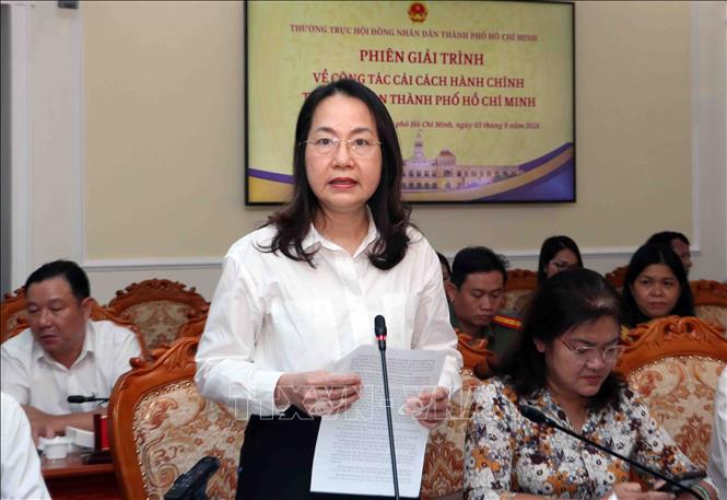 Bà Trần Thị Ngọc Châu, Phó Giám đốc Sở Giáo dục và Đào tạo Thành phố Hồ Chí Minh giải trình một số vấn đề liên quan đến công tác cải cách hành chính. Ảnh: Xuân Khu-TTXVN