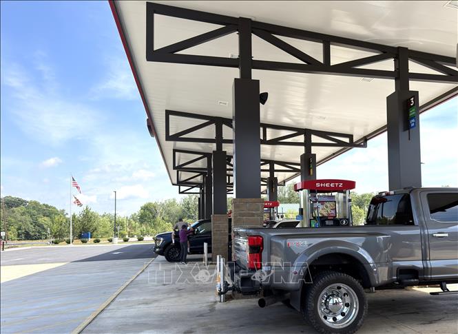 Tiếp nhiên liệu cho ô tô tại một cây xăng ở bang Maryland (Mỹ). Ảnh: Ngọc Quang – PV TTXVN tại Mỹ