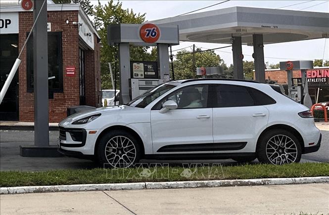 Tiếp nhiên liệu cho ô tô tại một cây xăng ở bang Maryland (Mỹ). Ảnh: Ngọc Quang – PV TTXVN tại Mỹ