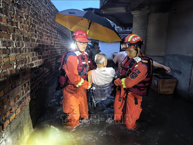 Lực lượng cứu hộ sơ tán người dân khỏi khu vực ngập lụt do mưa lớn tại thành phố Phủ Điền, tỉnh Phúc Kiến, Trung Quốc ngày 1/9/2026. Ảnh: THX/TTXVN phát