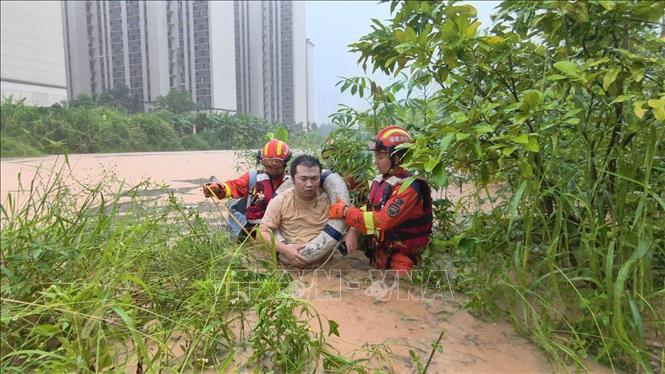 Lực lượng cứu hộ sơ tán người dân khỏi khu vực ngập lụt do mưa lớn tại thành phố Phủ Điền, tỉnh Phúc Kiến, Trung Quốc ngày 1/9/2026. Ảnh: THX/TTXVN phát