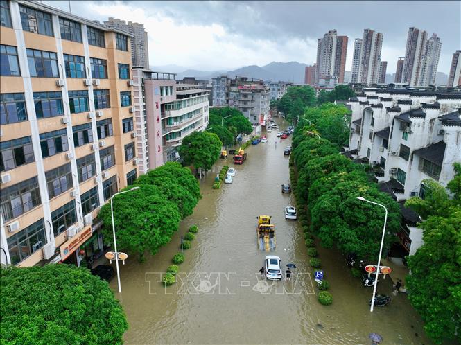 Một tuyến đường bị ngập tại thị trấn Shangjie, huyện Minhou, tỉnh Phúc Kiến, miền Đông Nam Trung Quốc. Ảnh: THX/TTXVN phát