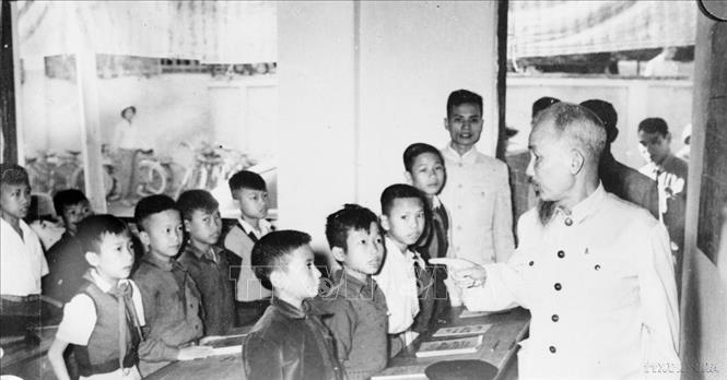 Chủ tịch Hồ Chí Minh thăm trường cấp I Lê Hồng Phong ở Hà Nội nhân dịp năm học mới, năm 1954. Ảnh: TTXVN