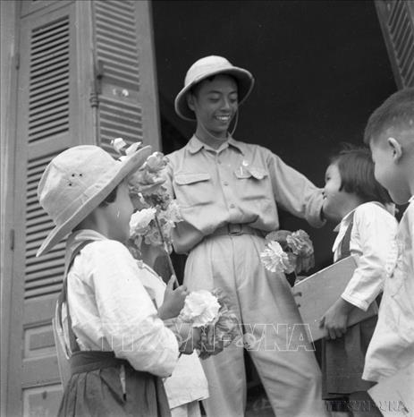 Giáo viên và học sinh trường tiểu học Lý Thường Kiệt (Hà Nội) vui mừng trò chuyện trong ngày khai giảng năm học mới 1955 - 1956. Ảnh: Trần Phác - TTXVN
