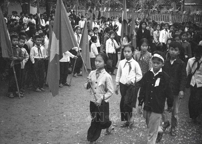 Lễ khai giảng năm học mới của trường An Dương (Hà Nội), ngay sau khi trường được sửa chữa do bom Mĩ tàn phá (2/1973). Ảnh: Ngọc Quán - TTXVN