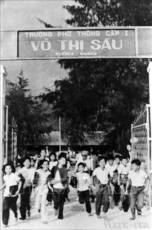 Học sinh trường Võ Thị Sáu hân hoan trong Ngày khai giảng năm học mới, sau khi miền Nam hoàn toàn giải phóng (1976). Ảnh: Lâm Tấn Tài - TTXVN