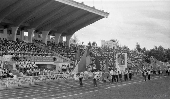 Hàng vạn học sinh Hải Phòng tham dự Lễ khai giảng năm học mới 1973 - 1974, tại sân vận động Lạch Tray. Ảnh: Bảo Hanh - TTXVN