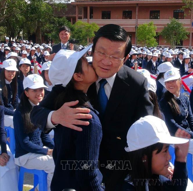 Chủ tịch nước Trương Tấn Sang với học sinh Trường THPT Bùi Thị Xuân (Đà Lạt, Lâm Đồng) trong Lễ khai giảng năm học mới 2013 – 2014. Ảnh: Đặng Tuấn - TTXVN