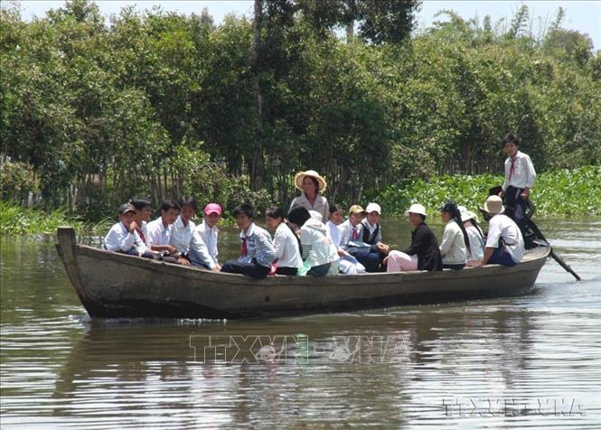Học sinh trường THCS Bình Hòa Đông, huyện Mộc Hóa (Long An) đến trường trong ngày khai giảng năm học mới 2008-2009. Ảnh: Hoàng Hải-TTXVN
