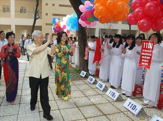 Tổng Bí thư Nguyễn Phú Trọng đến dự Lễ khai giảng năm học 2014 -2015 tại Trường phổ thông trung học Nguyễn Gia Thiều (Hà Nội). Ảnh: Trí Dũng – TTXVN