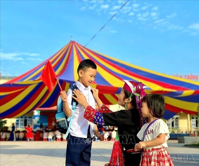 Phụ huynh huyện Ba Chẽ (Quảng Ninh) đưa con đến trường khai giảng năm học mới. Ảnh: Thanh Vân - TTXVN
