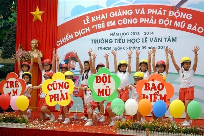 Lễ khai giảng năm học mới và phát động giai đoạn 3 chiến dịch “Trẻ em cũng phải đội mũ bảo hiểm” năm học 2013 – 2014 tại trường tiểu học Lê Văn Tám, quận Tân Phú (Thành phố Hồ Chí Minh).  Ảnh: Mạnh Linh - TTXVN
