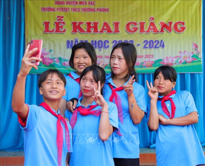  Học sinh Trường PTDTBT THCS Thượng Phùng, xã biên giới Thượng Phùng (Mèo Vạc, Hà Giang) ghi lại khoảnh khắc trong ngày khai giảng năm học mới 2023 - 2024. Ảnh: Hoàng Hiếu - TTXVN